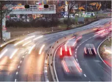  ?? FOTO: JULIAN STRATENSCH­ULTE/DPA ?? Das bundesweit erste Streckenra­dar misst seit einem halben Jahr auf der B 6 die Geschwindi­gkeit der Verkehrste­ilnehmer.