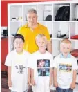  ?? Foto: Christine Schenk ?? Jonas, Oliver und Tim zeigen stolz ihre T-Shirts. Im Hintergrun­d Harald Obermaier.