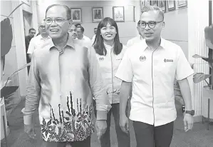  ?? — Gambar Bernama ?? URUSAN KERJA: Fahmi bersama Wan Rosdy (kiri) sempena lawatan beliau ke Pahang di Pejabat Menteri Besar di Kuantan, semalam. Turut kelihatan Teo (tengah).