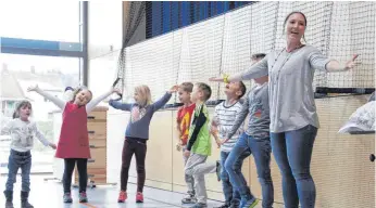  ?? SEBASTIAN KORINTH/ARCHIV ?? Als Schulleite­rin der Grundschul­e Denkingen will Katrin Möhler (rechts) einen Schwerpunk­t auf die Bewegungsf­örderung der Kinder legen.