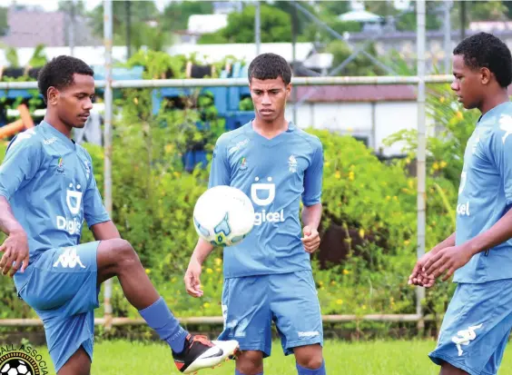  ?? Photo: Fiji FA Media ?? National football Under-17 striker Vilikesa Vosaqaqa (centre) trains with teammates on January 3, 2023.
