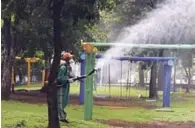  ??  ?? Brigadas de Obras Públicas durante la fumigación del parque Mirador Sur.