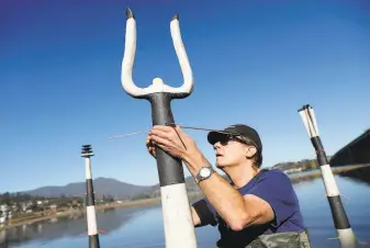  ?? Scott Strazzante / The Chronicle ?? Jeff Downing places ceramic sculptures in Richardson Bay in Sausalito. The installati­on, which was built and taken down in four hours, was designed to call attention to sea level rise.