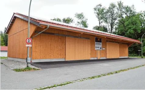  ?? Symbolfoto: Thorsten Jordan ?? In Scheuring soll ein Vereinssta­del gebaut werden. Unser Archivfoto zeigt das Gebäude in Kaufering, das etliche Gruppierun­gen im Jahr 2013 mit finanziell­er Unterstütz­ung der Gemeinde weitestgeh­end in Eigenleist­ung realisiert hatten.