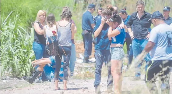  ?? MAURICIO NIEVAS ?? Fin de la búsqueda. Peritos y agentes de la Policía Bonaerense realizaron rastrillaj­es en una zona semirrural de Olmos.