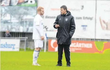  ??  ?? FV-Manager Fabian Hummel (rechts, hier mit Samuel Walter) hat derzeit viele Gespräche zu führen.