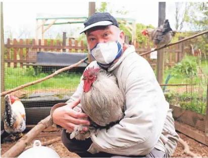  ?? FOTO: ROLAND KEUSCH ?? Jörg Liesendahl, Leiter der
Natur-Schule Grund, weiß, worauf Hühnerhalt­er achten
müssen.