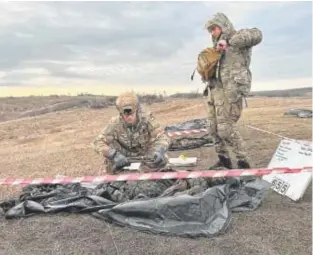  ?? // M.AYESTARAN ?? Yukov identifica a un soldado ruso muerto en el Donbass