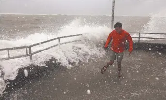  ?? - Associated Press: Joe Burbank ?? L’ouragan Dorian n’a pas encore touché les côtes de la Floride, mais, déjà lundi, la mer était très agitée.