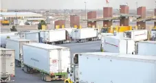  ??  ?? Tráileres cruzan el puente internacio­nal Zaragoza en El Paso, Ciudad Juárez.