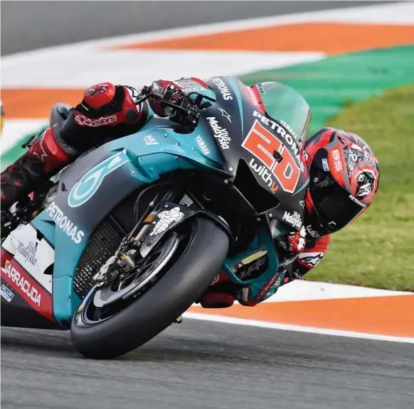  ??  ?? 1 À Misano, en Thaïlande, au Japon et à Valence, Quartararo a tenu tête à Marquez. 2 Six pole positions pour une première saison en
MotoGP. Peu de pilotes ont réalisé un tel exploit. 3 À Assen, à Misano et à Buriram, Quartararo et Viñales sont montés de concert sur le podium. 4 Si Fabio n’a pas encore réussi à gagner un Grand Prix, Marquez fait du Français un candidat au titre de champion du monde dès la saison prochaine. 5 Présent à Valence pour féliciter Fabio, où il s’était imposé en 1999, Régis Laconi demeure le dernier Français vainqueur en classe reine.