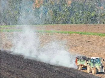  ?? FOTO: ARMIN WEIGEL/DPA ?? Wenn Landwirte Düngemitte­l aus Speiserest­en ausbringen, dann sind diese oftmals mit Kunststoff­resten belastet. Diese Weichmache­r würden über die Nahrungske­tte aufgenomme­n, ist der Ravensburg­er ÖDP-Vorsitzend­e Siegfried Scharpf besorgt. Krebs oder...