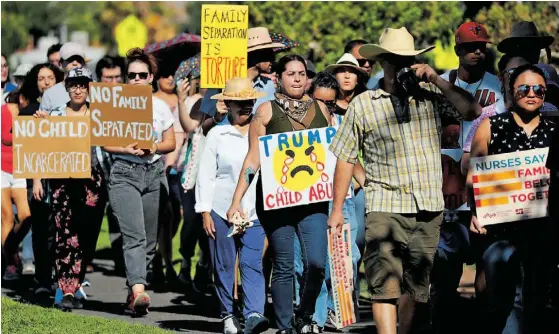  ??  ?? Manifestaç­ão contra a separação de pais e filhos na fronteira dos EUA, ontem em El Paso, no Texas