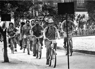  ?? Divulgação ?? Acima, cena de documentár­io sobre o uso de bicicleta na cidade de Joinville (SC); à dir., ciclista usa via exclusiva para bikes na cidade, que quer ampliar uso desse meio de transporte