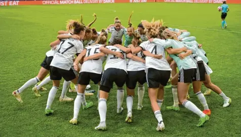  ?? Foto: Sebastian Gollnow, dpa ?? Gemeinsam sind sie stark. Das 2:0 gegen Spanien gelang vor allem deshalb, weil die deutschen Frauen im Kollektiv famos verteidigt­en und auf der anderen Seite des Spielfelds äußerst effektiv agierten.
