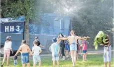  ?? FOTO: DPA ?? Sondereins­atz: In Hamburg haben Polizeibea­mte am Mittwoch mit Wasserwerf­ern Bäume und Pflanzen im Stadtpark gewässert – was diesen Kindern eines Feriencamp­s offenbar gelegen kam.