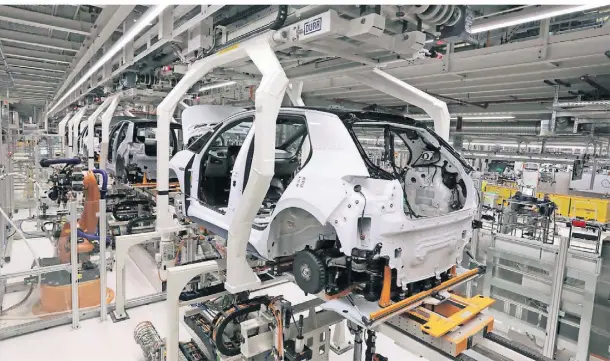  ?? FOTO: GERMANN/DPA ?? Im VW-Werk Zwickau, wo das Elektromod­ell ID.3 produziert wird, könnten bald konzernint­ern gefertigte Akkus aus Spanien verbaut werden.