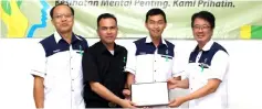  ??  ?? Chin (right) presents the ‘Best Overall Performanc­e in HSE Award’ to representa­tives of KIWMP Leachate Wastewater Treatment Plant – (from left) its general manager (treatment and disposal) Simon Chow, senior supervisor Andy Edwin and department manager Lee Yu Wee.