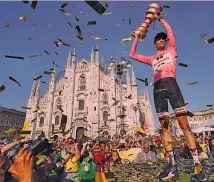  ?? BETTINI ?? Tom Dumoulin alza il Trofeo Senza Fine con il Duomo di Milano alle spalle: il re 2017 è stato il primo olandese a vincere