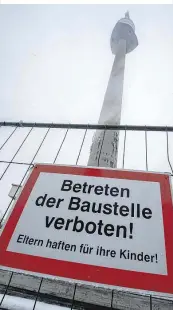  ??  ?? Beim Donauturm wird gebaut, die Kritik wird lauter. Die Grünen sehen gar ein „monströses Projekt“