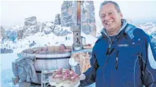  ?? FOTO: MARKUS KIRCHGESSN­ER ?? Einmaliges Erlebnis: ein Bad im warmen Bottich, während Hüttenwirt Guido Lorenzi den Prosecco mit Antipasti serviert.