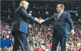  ?? FOTO: AGENCIA AP ?? Trump se presentó anoche en Houston con el senador Ted Cruz, su antiguo rival de partido.