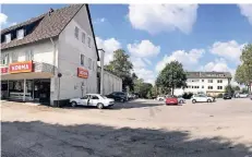  ?? FOTO: PUDELSKI ?? Das Norma-Gebäude (l.) wird abgerissen, damit der Loches-Platz neu bebaut werden kann.