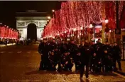  ??  ?? Certains CRS ont même eu le temps de prendre une photo devant l’Arc de Triomphe. (Photos AFP)