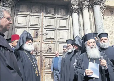  ?? M. ILLEAN/AP ?? Los líderes cristianos, ayer, frente a la Iglesia del Santo Sepulcro