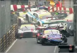  ??  ?? MONTONERA. Accidente múltiple en la carrera de GT en Macao.
