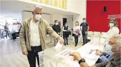  ?? Mediterrán­eo ?? Fotografía de archivo de Germán Renau, votando en las elecciones a la ejecutiva, en 2022.