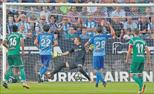  ??  ?? TRIUNFO DEL LEGANÉS. Este es el momento en que Gabriel Pires (en el suelo) anota el primer gol de los madrileños.