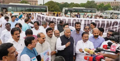  ?? Chowk in New Delhi on Friday. — pti ?? Congress president Mallikarju­n Kharge speaks with the media during a protest march with MPS of other like-minded opposition parties at Vijay