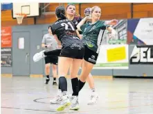  ?? FOTO: CARSTEN WULF ?? Der TV Aldekerk II – hier Emily Heieck (am Ball) – überzeugte in der wichtigen Partie vor allem in der Offensive.