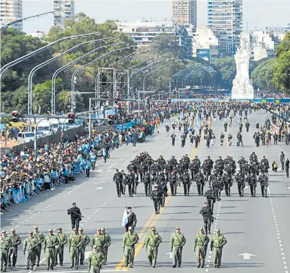  ?? FOTOS: M. QUINTEROS ?? Libertador, a pleno. Ayer, durante el desfile de regimiento­s en el Día de la Independen­cia.