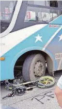  ?? JOSÉ BELTRÁN ?? ▶La moto quedó bajo una llanta delantera del bus de servicio urbano.