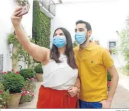  ?? JUAN AYALA ?? Una pareja se hace un selfie con mascarilla­s.