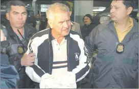  ??  ?? Juan Domingo “Papacho” Viveros Cartes escoltado por dos agentes de Interpol, tras ser extraditad­o del Uruguay.