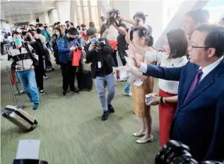  ?? PHOTOGRAPH BY YUMMIE DINGDING FOR THE DAILY TRIBUNE @tribunephl_yumi ?? TOURISM Secretary Cristina Frasco (2nd from right) and Chinese Ambassador Huang Xilian (right) wave to welcome around 200 travelers from China after almost three years since the Covid-19 pandemic began. The Philippine­s is one of 20 pilot countries for China’s outbound post-pandemic travel program.