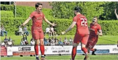  ?? FOTO: PHILIPP SEMMLER ?? Hausaufgab­en erledigt! Torschütze Jannis Gabler (links) vom Spitzenrei­ter FV Eppelborn jubelt über das 2:0 gegen die SV Elversberg II.