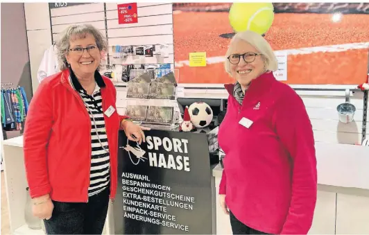  ?? FOTO: -NAU ?? Ingrid HaaseLettg­en (l.) und Angelika Haase-Klebsch geben ihr Sportgesch­äft auf. Am Samstag haben sie offiziell ihren letzten Tag im Geschäft, doch mit diesem noch Arbeit für Wochen.