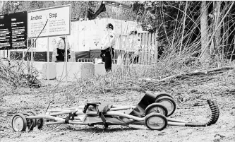  ?? PAUL CHIASSON
THE CANADIAN PRESS ?? An abandoned stroller is seen this month at the border leading into Canada from the United States where asylum seekers regularly cross.