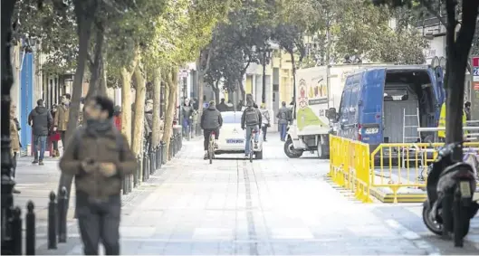 ?? CHUS MARCHADOR ?? Un taxi circulando ayer por la calle Don Jaime I, con dos ciclistas detrás y dos vehículos haciendo uso de la carga y descarga.