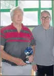  ??  ?? Alain Legarçon a reçu le trophée du golf
