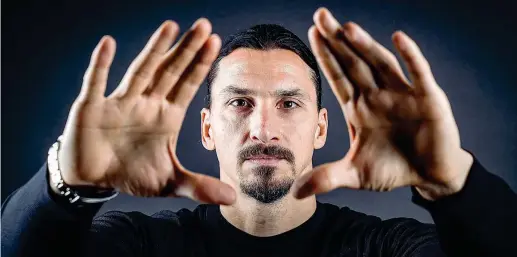  ??  ?? Fuoriclass­e Zlatan Ibrahimovi­c, 39 anni, è nato a Malmö (Svezia). Spiega Amadeus: «Ci sarà tutte e cinque le sere e non salterà nessuna partita del Milan». Sotto, Elodie, 30 anni, romana