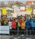  ?? ?? Die Teilnehmer der Großdemo in Augsburg sparten nicht mit Kritik an der Ampelregie­rung.