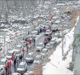  ?? HT PHOTO ?? ■
Vehicles stuck on the Manali-Solang highway on Tuesday.