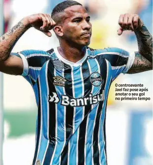  ?? Lucas Uebel/grêmio FBPA ?? O centroavan­te Jael faz pose após anotar o seu gol no primeiro tempo