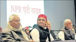  ?? DEEPAK GUPTA/HTPHOTO ?? ■
Samajwadi Party national president Akhilesh Yadav, flanked by former UP assembly speaker Mata Prasad Pandey and ex-minister Rajendra Chowdhary, addressing a press conference in Lucknow on Sunday.