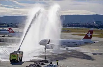  ??  ?? Das neue Mitglied der Swiss-flotte wurde mit einem Water Salute begrüsst. Video: Auf 20minuten.ch wirst du vom Experten durch den A320neo geführt.